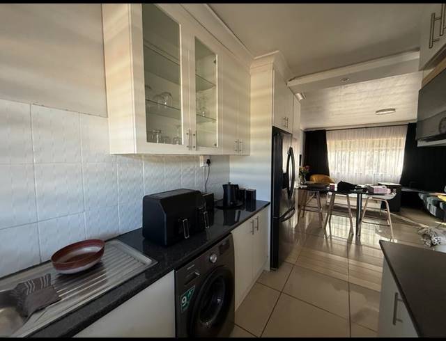 2 BEDROOM APARTMENT FOR SALE IN VANDERBIJLPARK CW 6